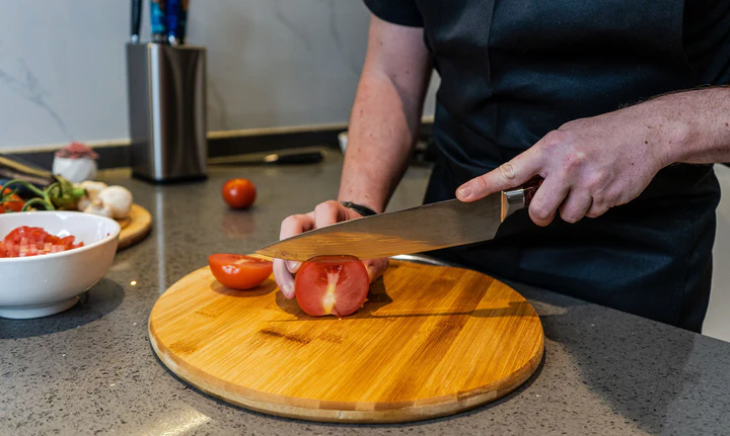 Ergonomically shaped kitchen knives