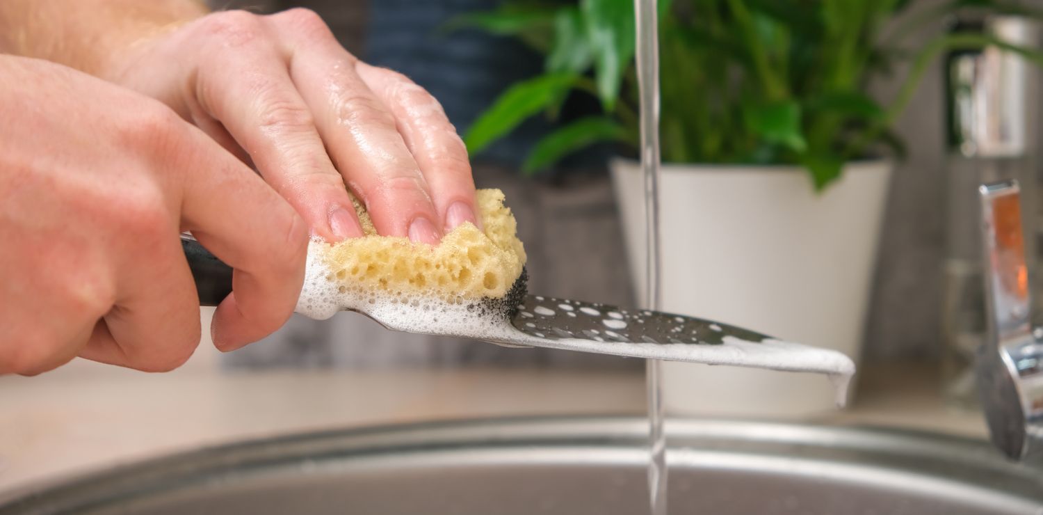 Kitchen_knife_washing.jpg