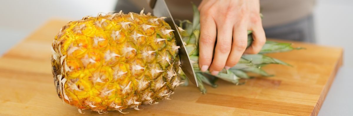 Technique for cutting a pineapple with a Japanese knife